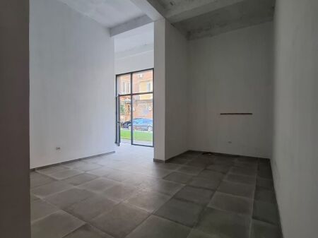 Locale commerciale in affitto in Via Durazzo!