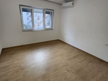 UFFICIO IN Affitto 90m2 (2° piano) Centro / Di fronte a Toptani | 3 Spazi di lavoro | 100% Nuovo  900 Euro/Mese