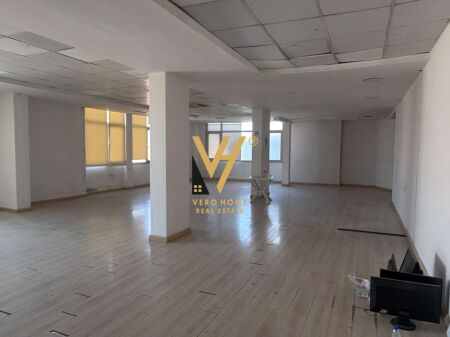 LOCALE COMMERCIALE 330 M2 IN AFFITTO A BLLOK 4.500 EURO