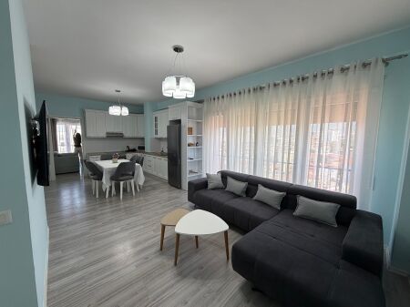  Appartamento 2+1 + 2 bagni in affitto Via Dibra, vicino a Vila Goldi     8° piano, edificio nuovo con ascensore  Arredato con condizioni moderne   Prezzo: 65.000 lek/mese