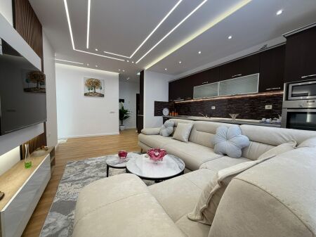 Shitet apartament 2+1 Pallatet Çabej,Misto Mame