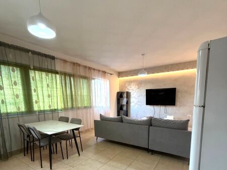  Jepet Apartament me Qera 2+1 ne 5 Maji te Concord Center,