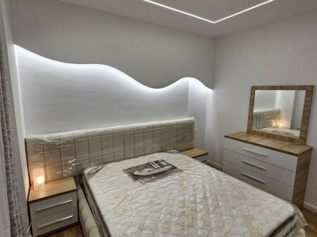  Shitet apartament 2+1 te Pallatet Çabej