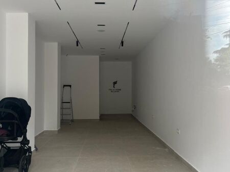 NEGOZIO IN AFFITTO 45 M2 PAZARI I RI 90.000 LEKE FH-76138