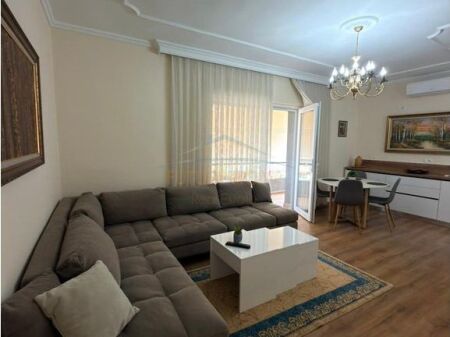 Qira, Apartament 2+1+2 Poste Parkimi, Pazari i Ri.