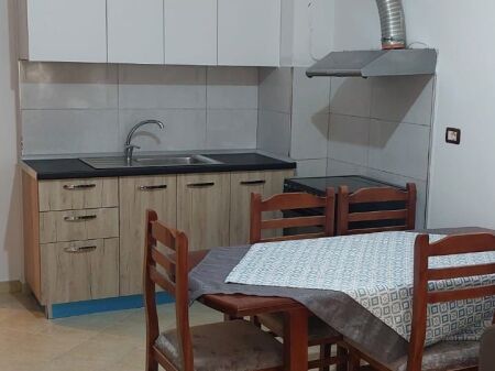  Jepet me qera apartament 1+1   Komuna e Parisit, pranë Kompleksit Kika 2  