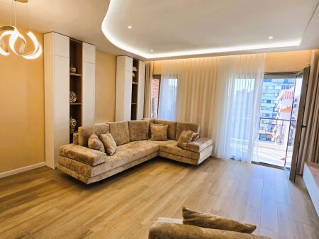 Jepet Apartament 2+1 me Qira te Kompleksi DelijorgjiGodinat e Reja