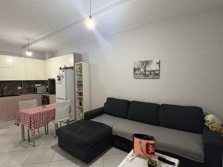 Jepet me qera apartament 1+1 i mobiluar tek Kompleksi Golden Park