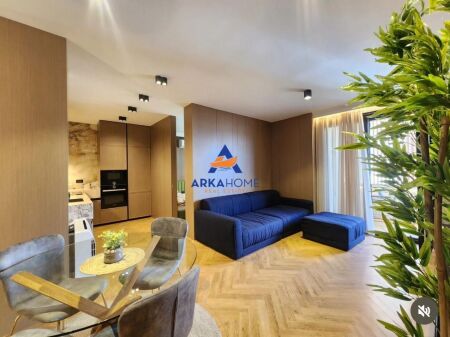 AFFITTASI APPARTAMENTO 2+1+BALCONE "EX ESPOSIZIONE – SOPRA LA PASTICCERIA VITTORIA" 120.000 LEKE