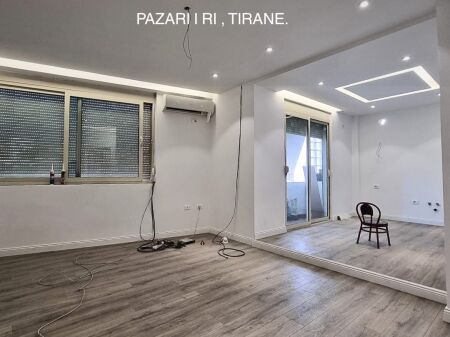  ESCLUSIVO – AFFITTASI!    Super posizione – Pazari i Ri ‍ Sul marciapiede, con alta visibilità e fantastiche opportunità pubblicitarie!   Ambiente appena ristrutturato