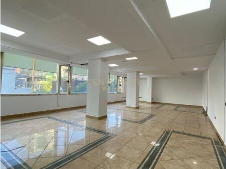 Locale Commerciale in Affitto a Ish-Bllok 4.000 € /Mese