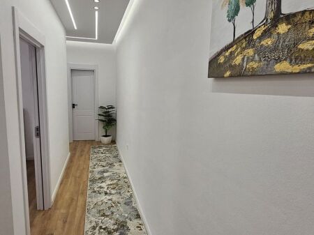  Shitet apartament 2+1 te Pallatet Çabej