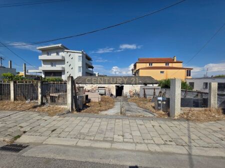 VENDIAMO TERRENO + 2 EDIFICI A SPITALLE, DURRES VICINO ALLA STRADA PRINCIPALE!