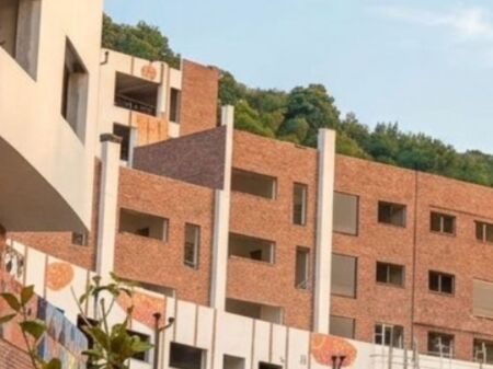  Shitet apartament 3+1 me tarracë te Kodra e Diellit