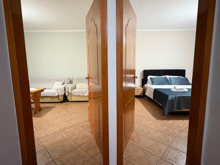 Jepet me Qera Apartament 1+1 – Laprakë   Adresa: Rruga “Pandi Dardha”, pranë shkollës “Zoja e Këshillit të Mirë”Cmimi 45.000 Leke/Muaj