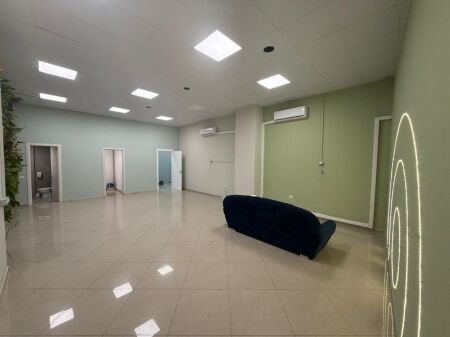  Ufficio in affitto   Di fronte all'Ospedale Americano 3, con vista sulla strada principale Prezzo: 155.000 Lek/mese (NETTO)