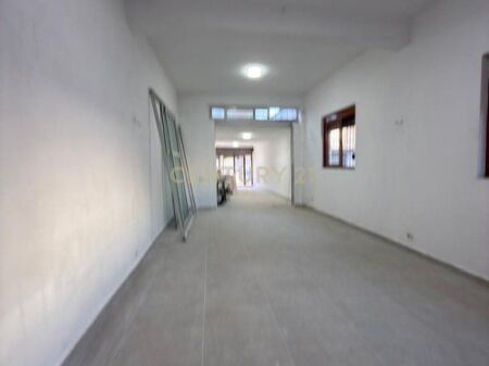 LOCALE COMMERCIALE IN AFFITTO LUNGO LA STRADA, DURRES !!