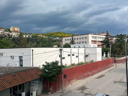 In affitto: Locale Commerciale Vlore - Di fronte all'Ospedale || 200m² || Prezzo trattabile