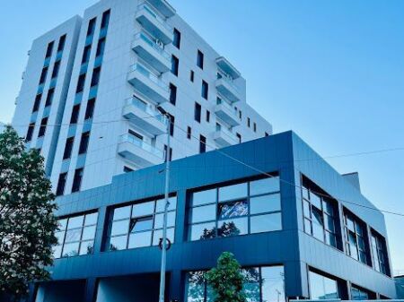  APARTAMENT ME QERA 2+1 – PËRBALLË UET, KOMPLEKSI GREEN HARMONY