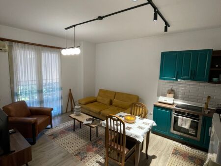 🏢Tek Medreseja jepet me qera apartament 1+1,i mobiluar. 55,000Leke .      