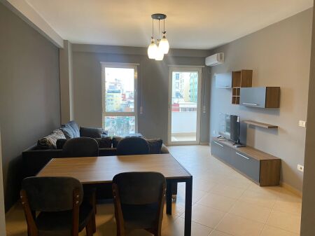 Shitet Apartament 2+1+2