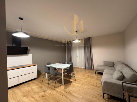  Apartament me Qira në Lungomare, Vlorë  Vijë e Parë Deti 