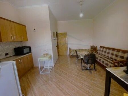 jepet me qera apartament 1+1 tek Rruga Siri Kodra.