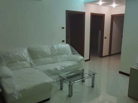 Ish Kinostudio,prane Kopshtit  Lala jepet me qera apartament1+1+ambient gatimi,i mobiluar. 45,000Leke