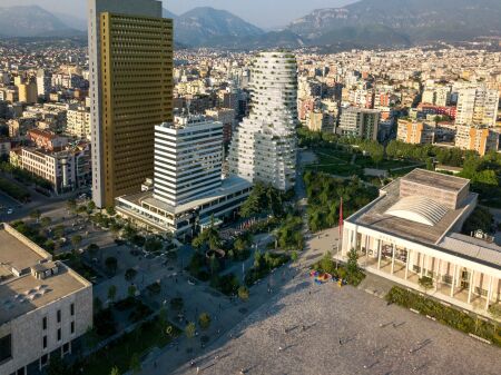  Shitet Apartament 1+1 te Tirana’s Rock – Në Zemër të Tiranës 
