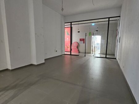 Locale commerciale in affitto nel Garden Building !