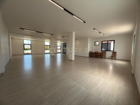LOCALE IN AFFITTO SUL STRADA PRESSO IL MERCATO INDUSTRIALE, DURRES 180M2 !!