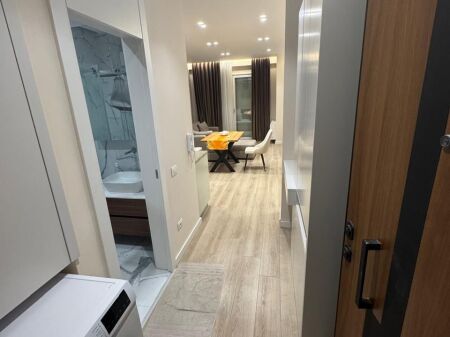  SHITET APARTAMENT 2+1 + POST PARKIMI – LUNGOMARE, VLORË 