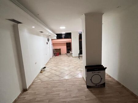 SHOP FOR RENT 30 M2 BARDHYL STREET 30,000 LEKE FH-77498