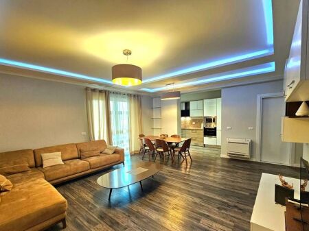 APARTAMENT 2+1 PER QIRA NE RRUGEN E BARRIKADAVE