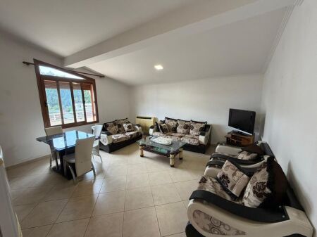  AFFITTO Appartamento 3+1+2  Ville Tedesche    Prezzo 60.000 Lek al Mese