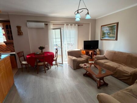 2+1 apartment with balcony for rent – Barricade Street, near the school “Lidhja e Prizrenit”