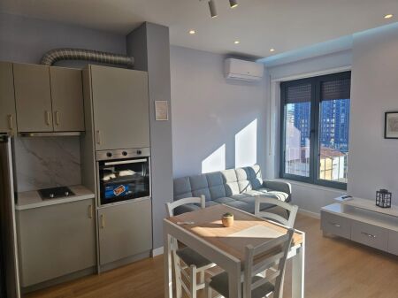 Jepet me qera apartament 1+1 tek Bulevardi i  Ri