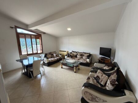  AFFITTO Appartamento 3+1+2  Vilat Gjermane    🪜 Piano 3, Parte Villa   Arredato    Prezzo 60.000 Leke/Mese