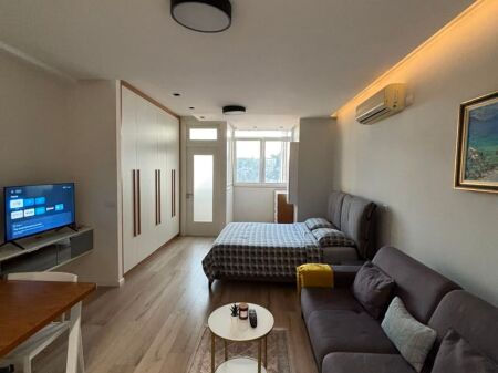  Appartamento 1+1, 53m², completamente ristrutturato e arredato.  A Vilat Gjermane, a 5 minuti dall'Università di Economia.  9° piano, orientamento sud-est, molta luce naturale.  Palazzo con ascensore.  45.000 Lek/mese.  Per maggiori informazioni