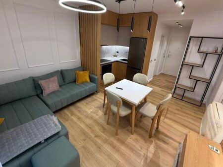 Jepet me qira apartament 1+1 në Qendër, Rruga e Kavajës