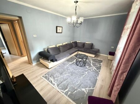  Jepet me Qira Apartament 2+1 i Mobiluar   Tiranë, tek kryqëzimi në Oxhak  Çmimi: 45000 LEKE