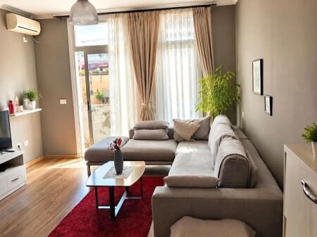 Komuna e Parisit Apartament 1+1 me Qera