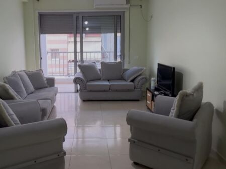 Jepet me qera Apartament 1+1  me qera tek Komuna e Parisit