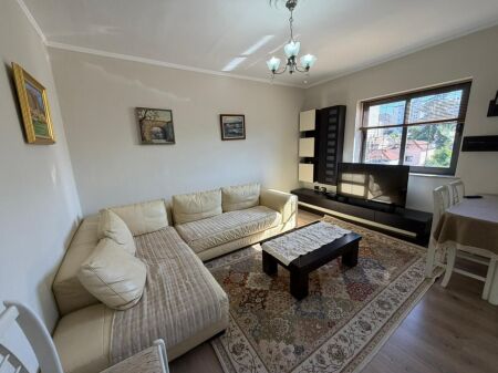  Appartamento 2+1 in Affitto Situato in Via Fortuzi, vicino al centro Prezzo: 600 € / mese