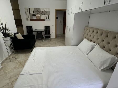 Ne zonen e Rr.Barrikadave jepet me qera garsoniere 46m2,e mobiluar 50,000 Leke   