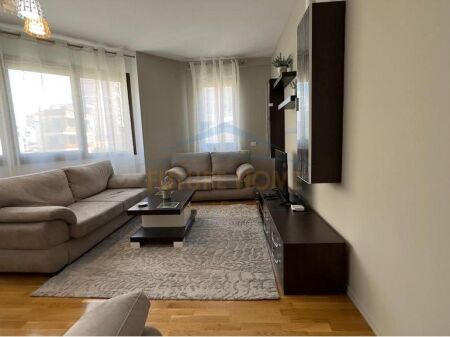 JEPET ME QERA APARTAMENT 2+1+POST , RRUGA E BARRIKADAVE