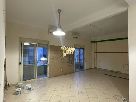  AMBIENTE COMMERCIALE IN AFFITTO 2+1 VICINO BLUE STAR DURRES