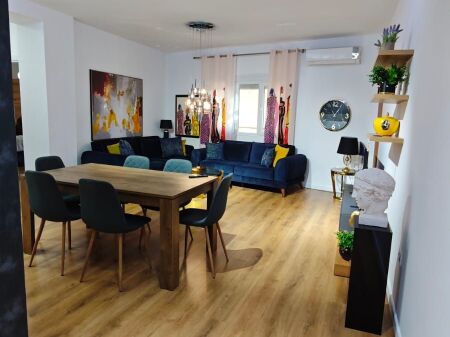  Jepet me qira apartament 2+1 + Ballkon   Rruga Tish Dahia  Çmimi: 950€/muaj