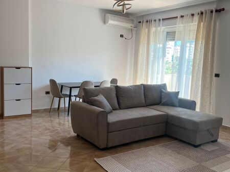  Jepet me Qira Apartament 1+1 – Komuna e Parisit, Tiranë