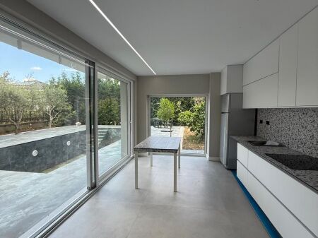  Modern Villa with Pool for Rent – Rolling Hills Residence